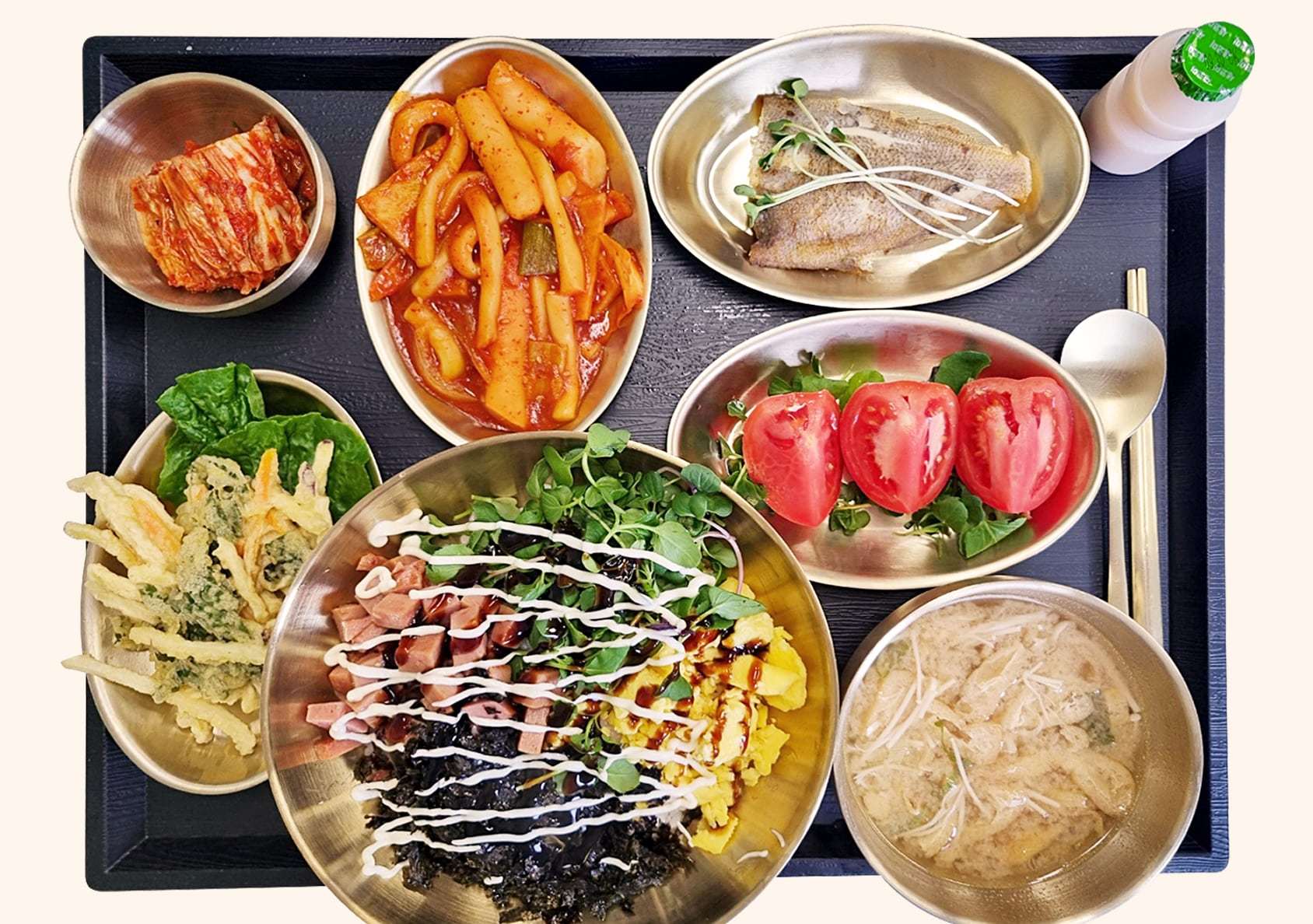 스팸비빔밥, 유부된장국, 야채튀김, 떡볶이, 생선구이, 김치, 토마토