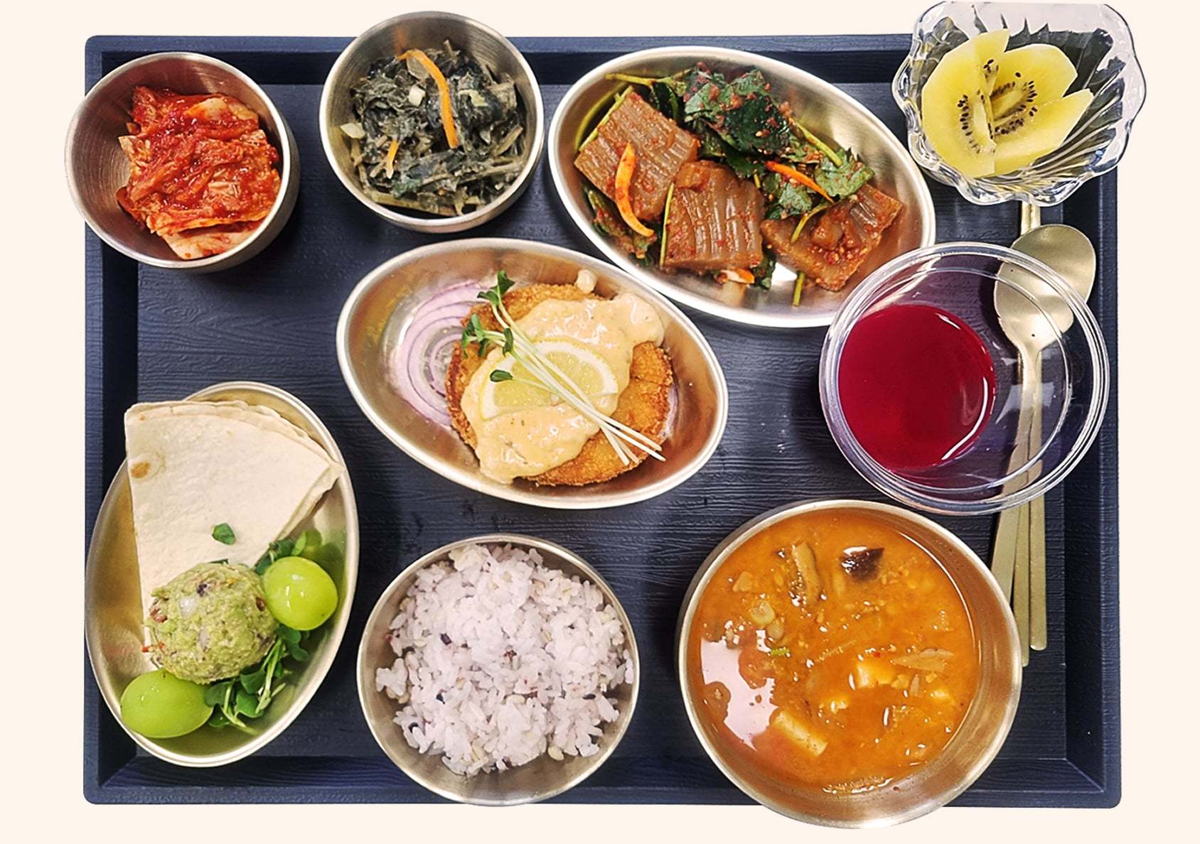 잡곡밥, 생선까스, 국, 도토리묵, 나물반찬, 김치, 난, 샐러드, 키위