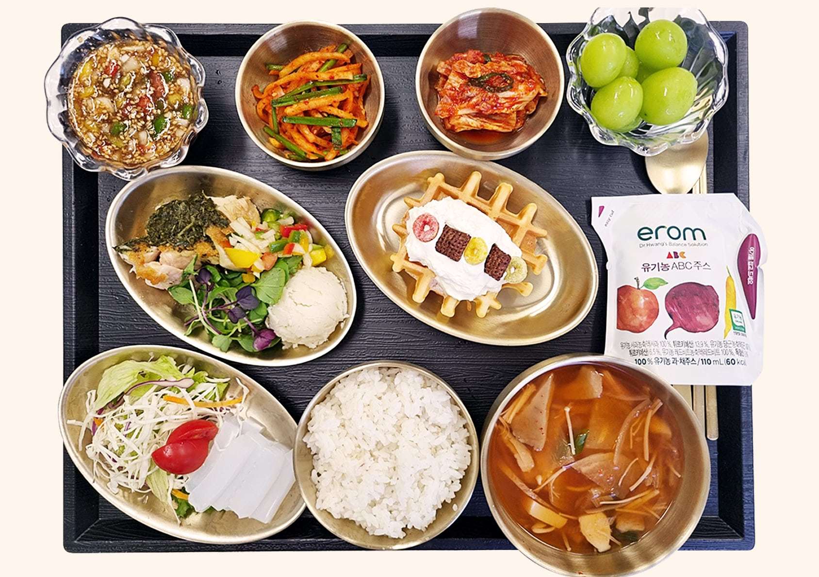쌀밥, 빨간 뭇국, 나물반찬, 김치, 과일, 와플, 주스
