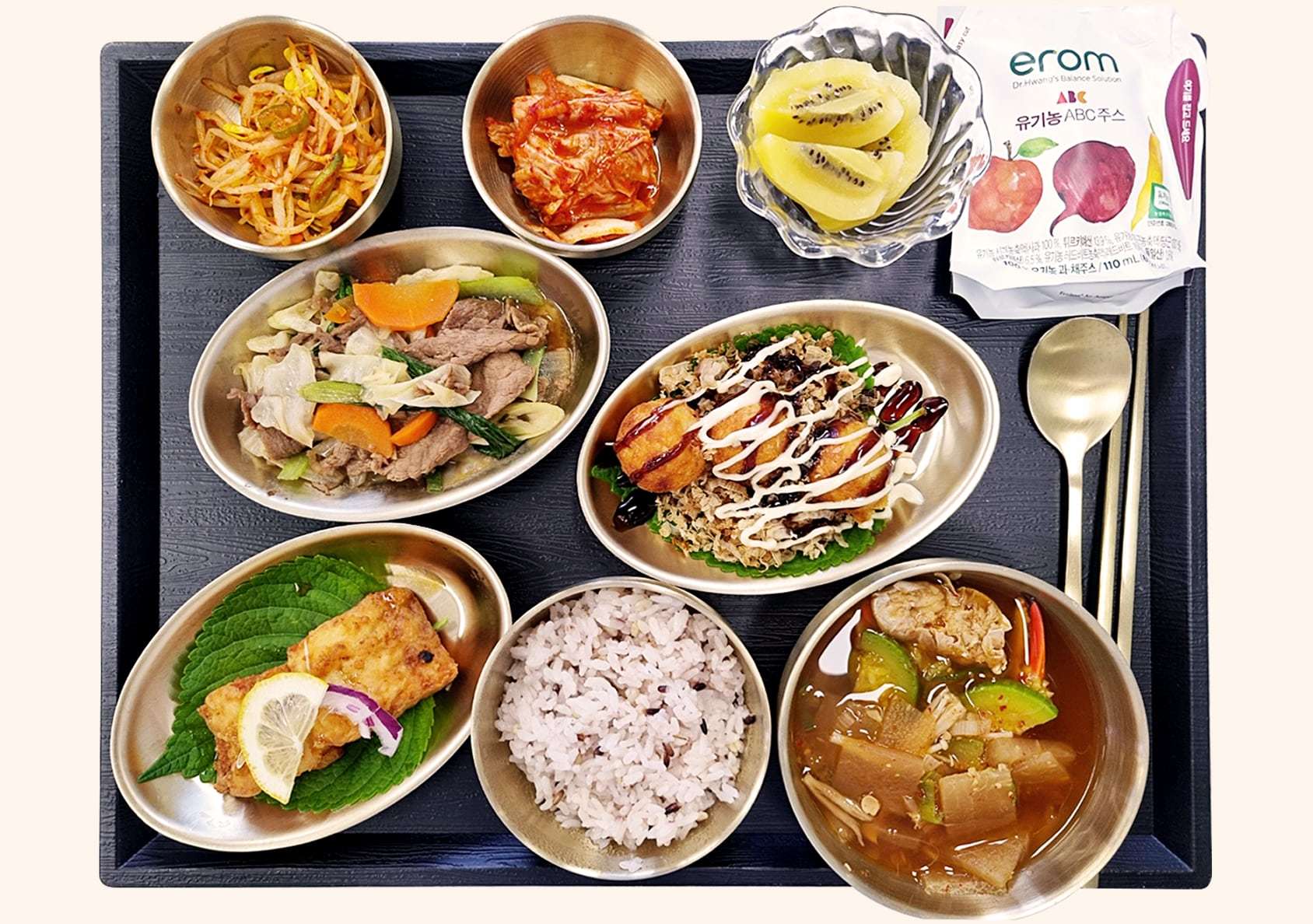 잡곡밥, 두부부침, 불고기, 뭇국, 나물반찬, 김치, 키위, 주스
