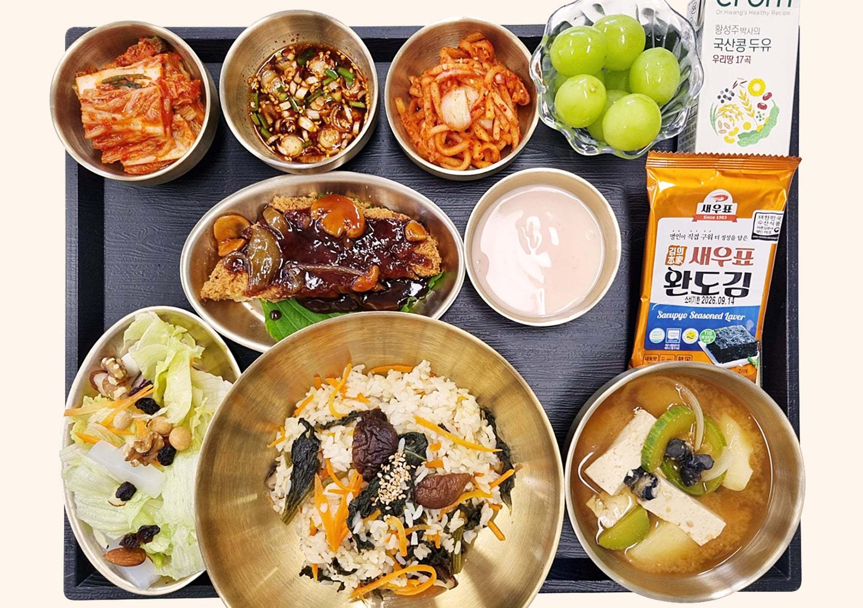 비빔밥, 돈가스, 샐러드, 나물반찬, 된장국, 김, 요거트, 과일, 두유