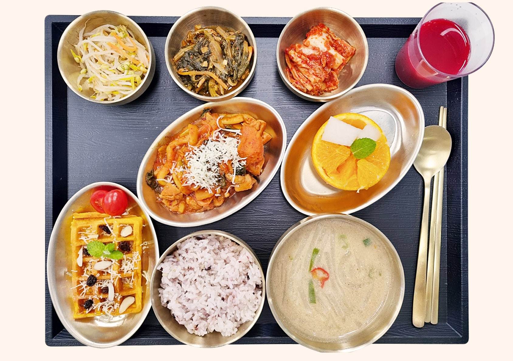 잡곡밥, 제육, 국, 나물, 김치, 과일, 와플, 주스