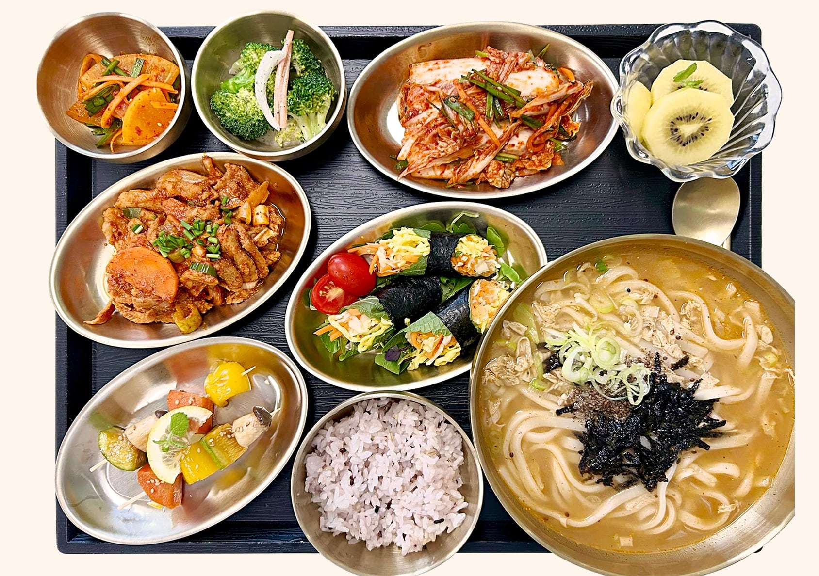 잡곡밥, 야채쌈, 제육, 야채꼬치구이, 칼국수, 브로콜리, 나물반찬, 김치, 과일